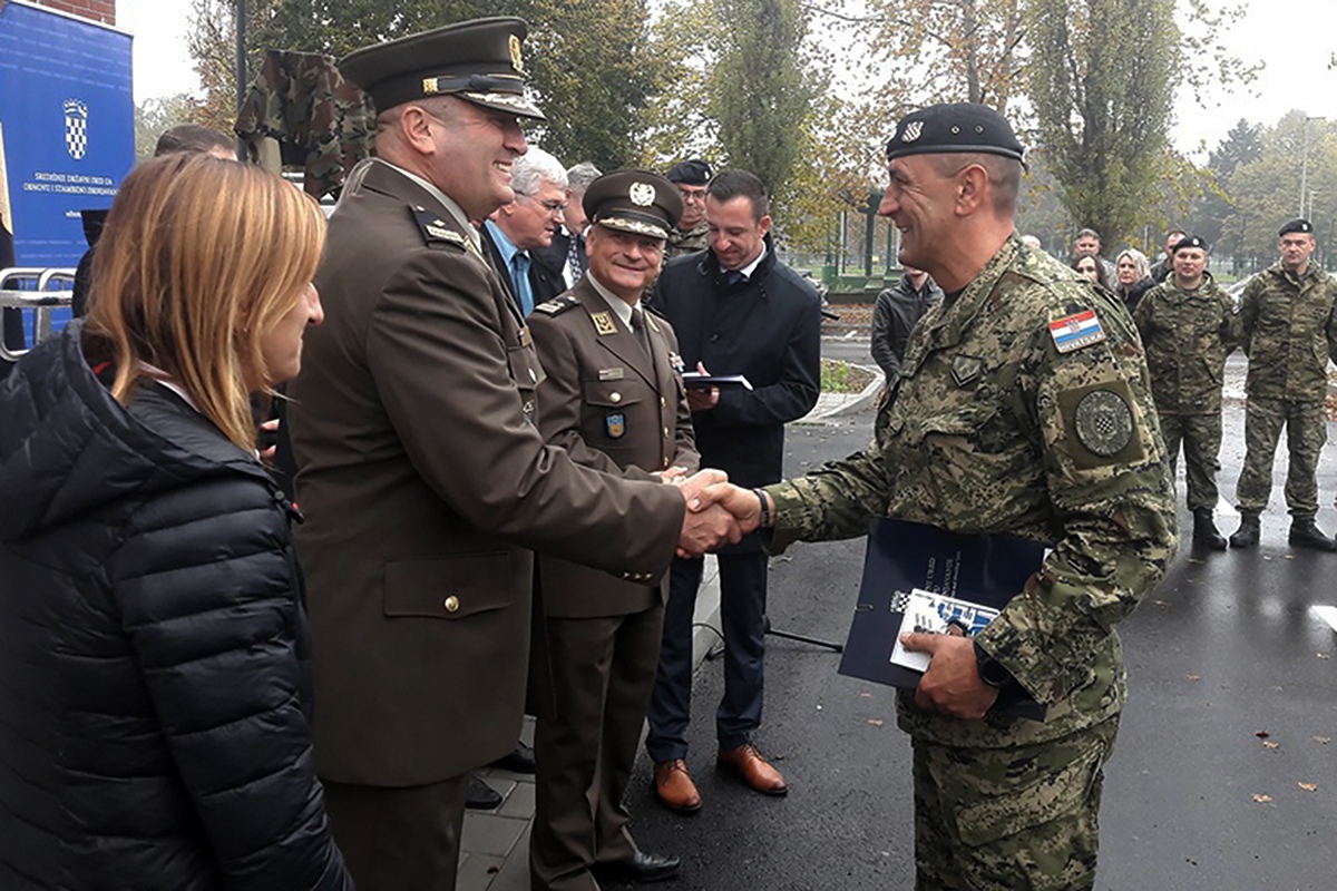 https://www.morh.hr/wp-content/gallery/pripadnicima-hrvatske-vojske-dodijeljeni-stanovi-u-vukovaru/stanovi_vukovar_08112019_7.jpg