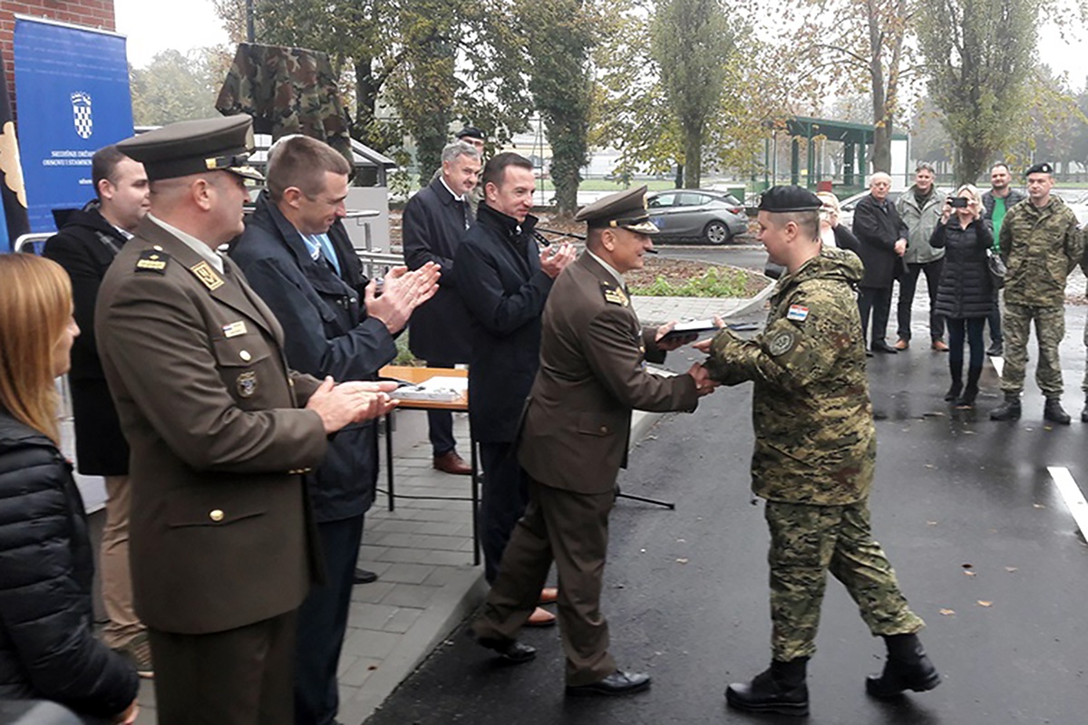https://www.morh.hr/wp-content/gallery/pripadnicima-hrvatske-vojske-dodijeljeni-stanovi-u-vukovaru/stanovi_vukovar_08112019_8.jpg