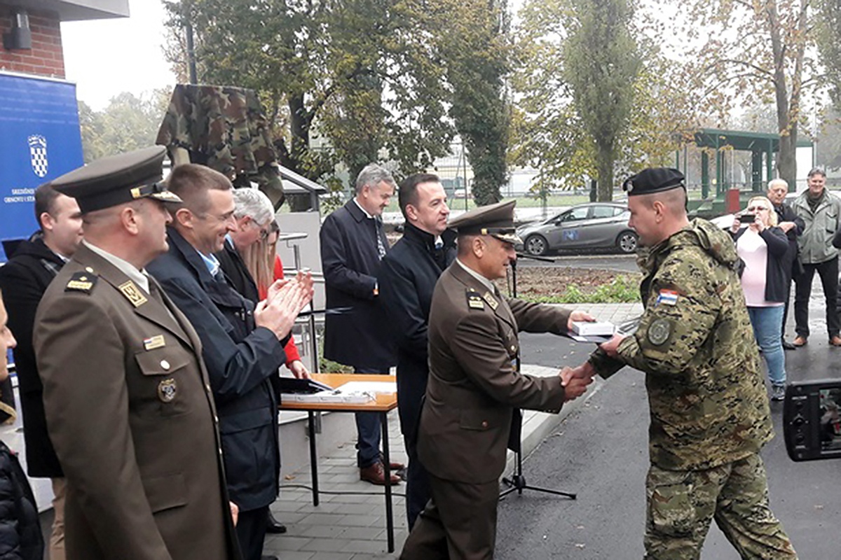 https://www.morh.hr/wp-content/gallery/pripadnicima-hrvatske-vojske-dodijeljeni-stanovi-u-vukovaru/stanovi_vukovar_08112019_9.jpg