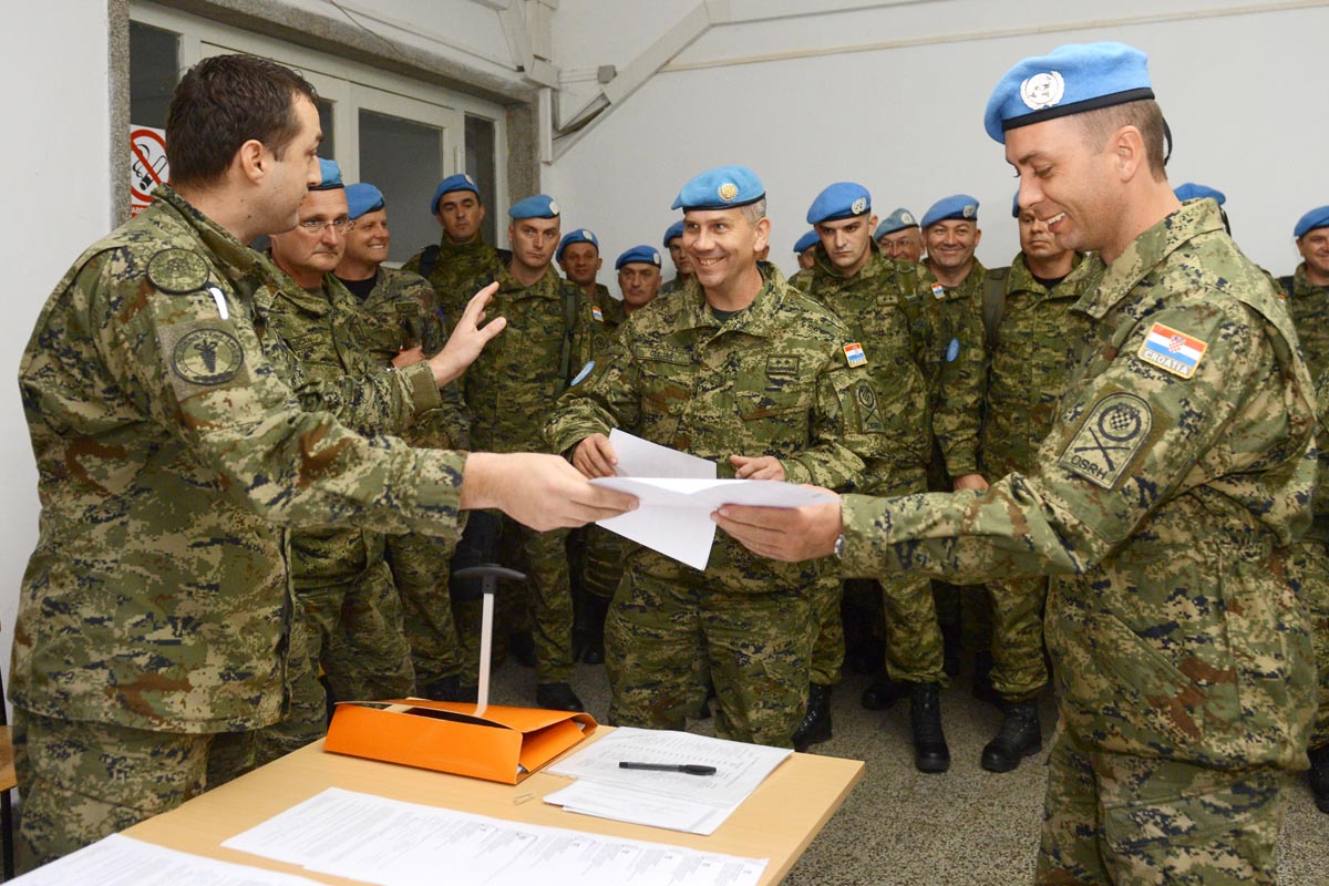 https://www.morh.hr/wp-content/gallery/pripadniuci-9-hrvcon-a-iz-misije-undof-stigli-u-zagreb/povratak_undof9_30112012_7.JPG