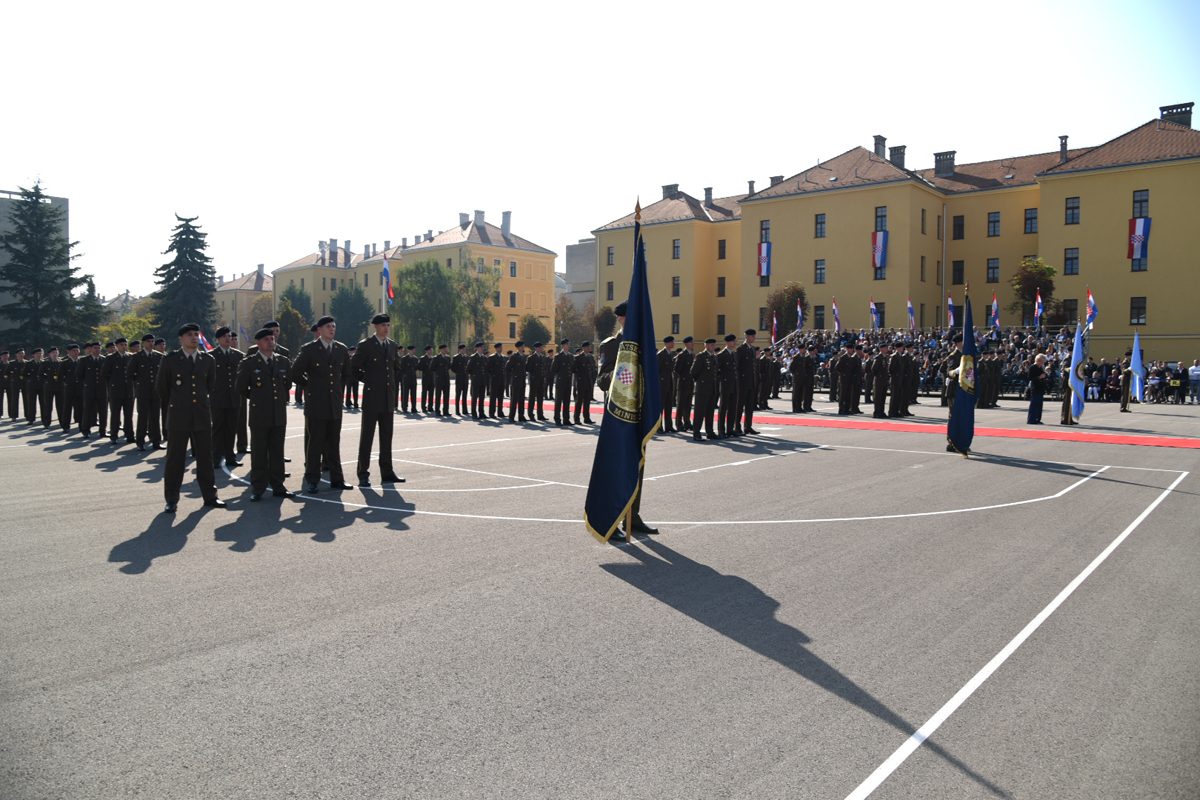 https://www.morh.hr/wp-content/gallery/prisegnuo-14-narastaj-kadeta-os-rh/prisega_24092016_10.jpg
