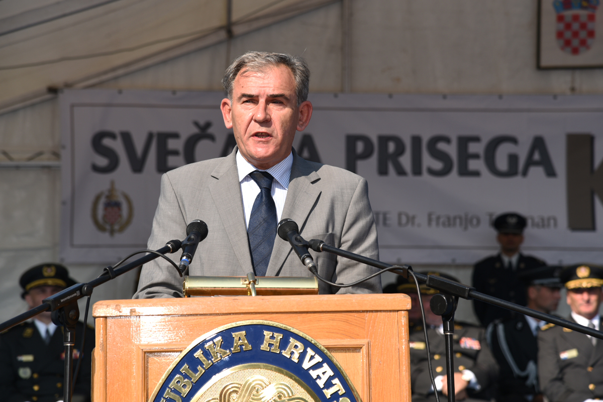 https://www.morh.hr/wp-content/gallery/prisegnuo-14-narastaj-kadeta-os-rh/prisega_24092016_11.jpg