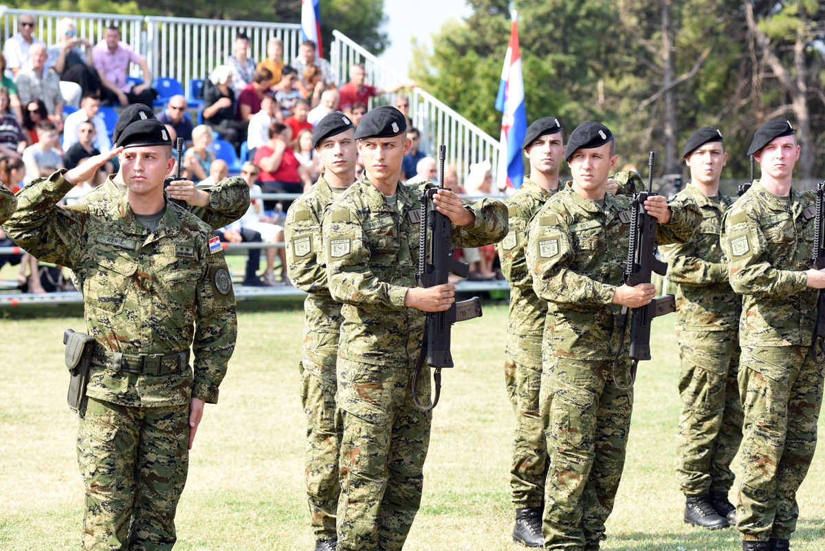 https://www.morh.hr/wp-content/gallery/prisegnuo-16-narastaj-kadeta-hvu-a-u-splitu/prisega_16_narastaja_kadeta_21092018_04.jpg