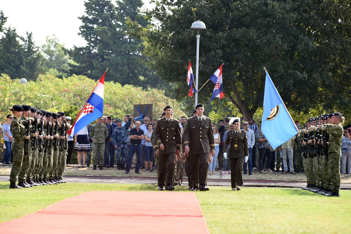 https://www.morh.hr/wp-content/gallery/prisegnuo-16-narastaj-kadeta-hvu-a-u-splitu/prisega_16_narastaja_kadeta_21092018_10.jpg