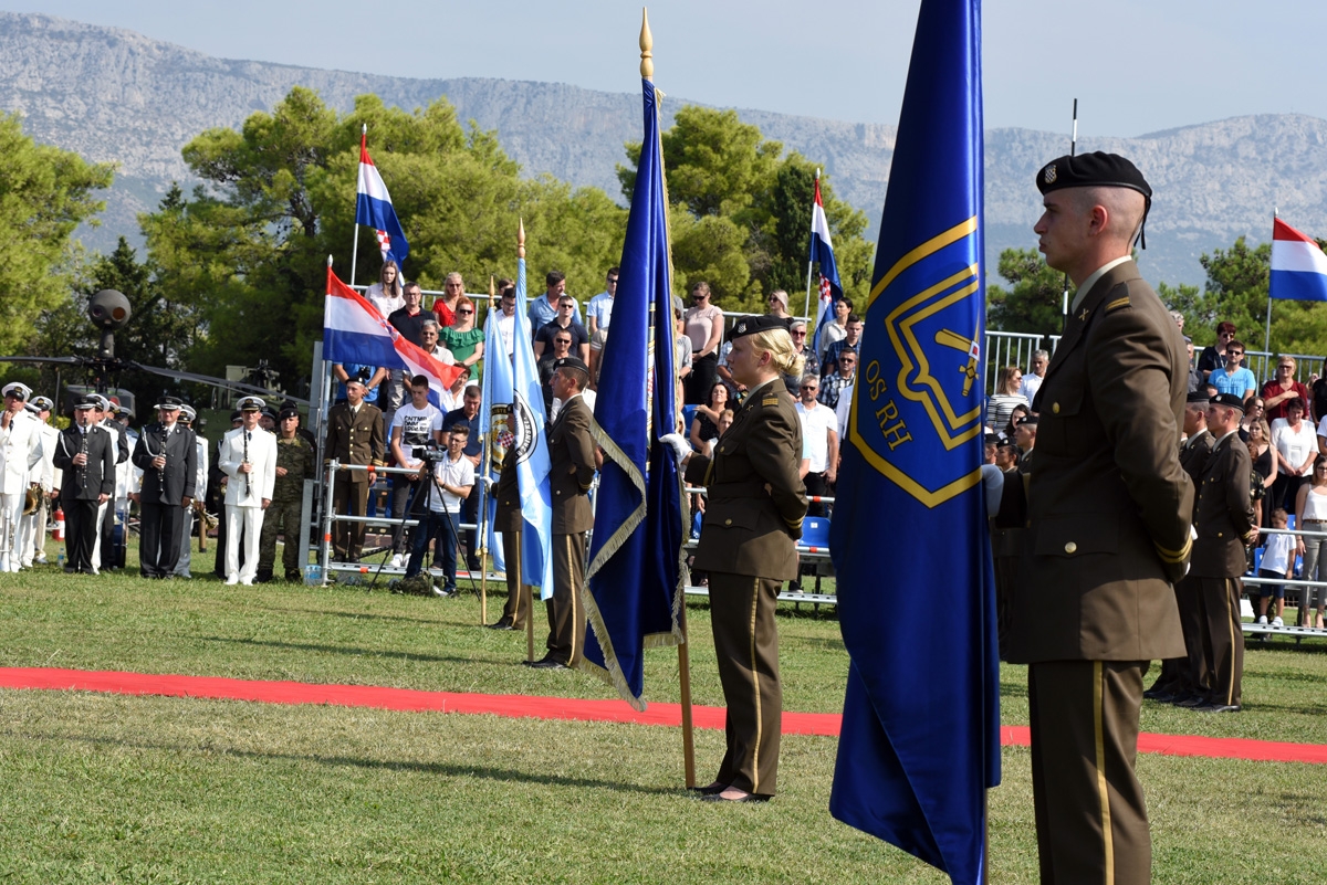 https://www.morh.hr/wp-content/gallery/prisegnuo-16-narastaj-kadeta-hvu-a-u-splitu/prisega_16_narastaja_kadeta_21092018_13.jpg
