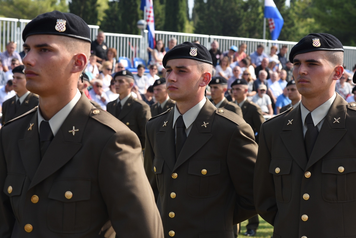 https://www.morh.hr/wp-content/gallery/prisegnuo-16-narastaj-kadeta-hvu-a-u-splitu/prisega_16_narastaja_kadeta_21092018_15.jpg