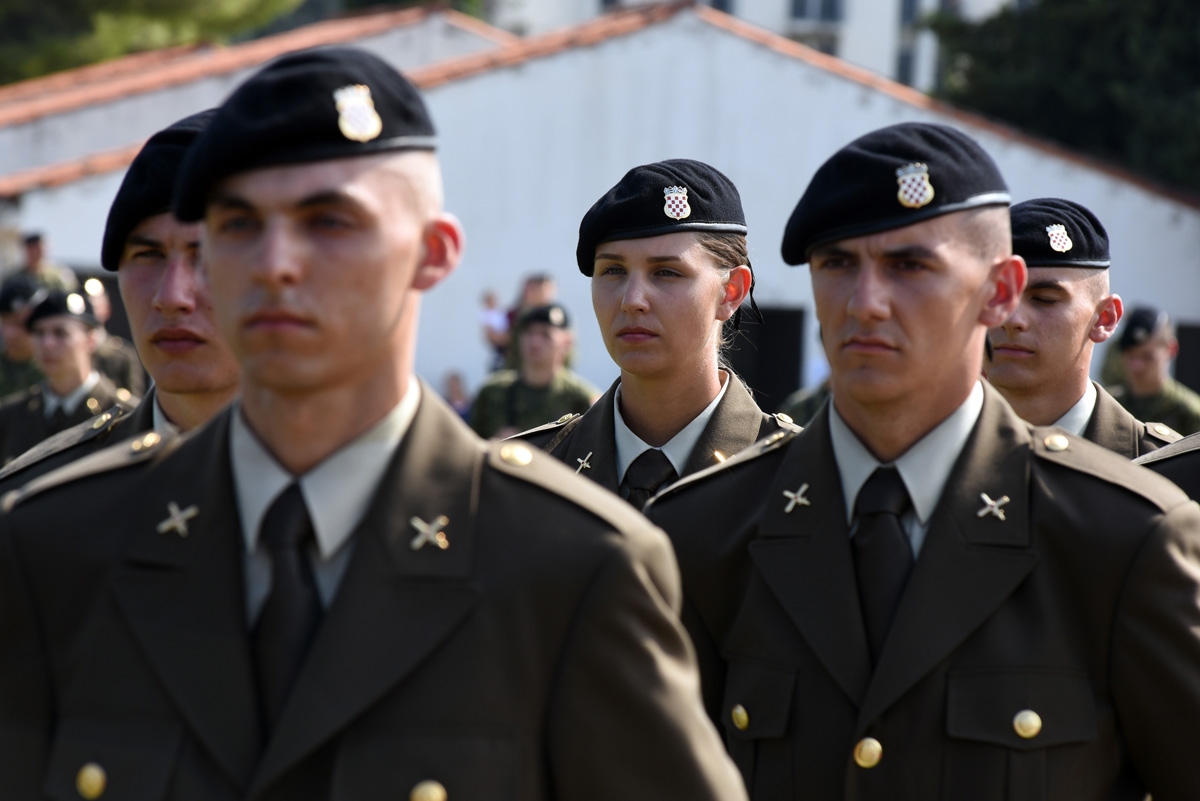 https://www.morh.hr/wp-content/gallery/prisegnuo-16-narastaj-kadeta-hvu-a-u-splitu/prisega_16_narastaja_kadeta_21092018_25.jpg