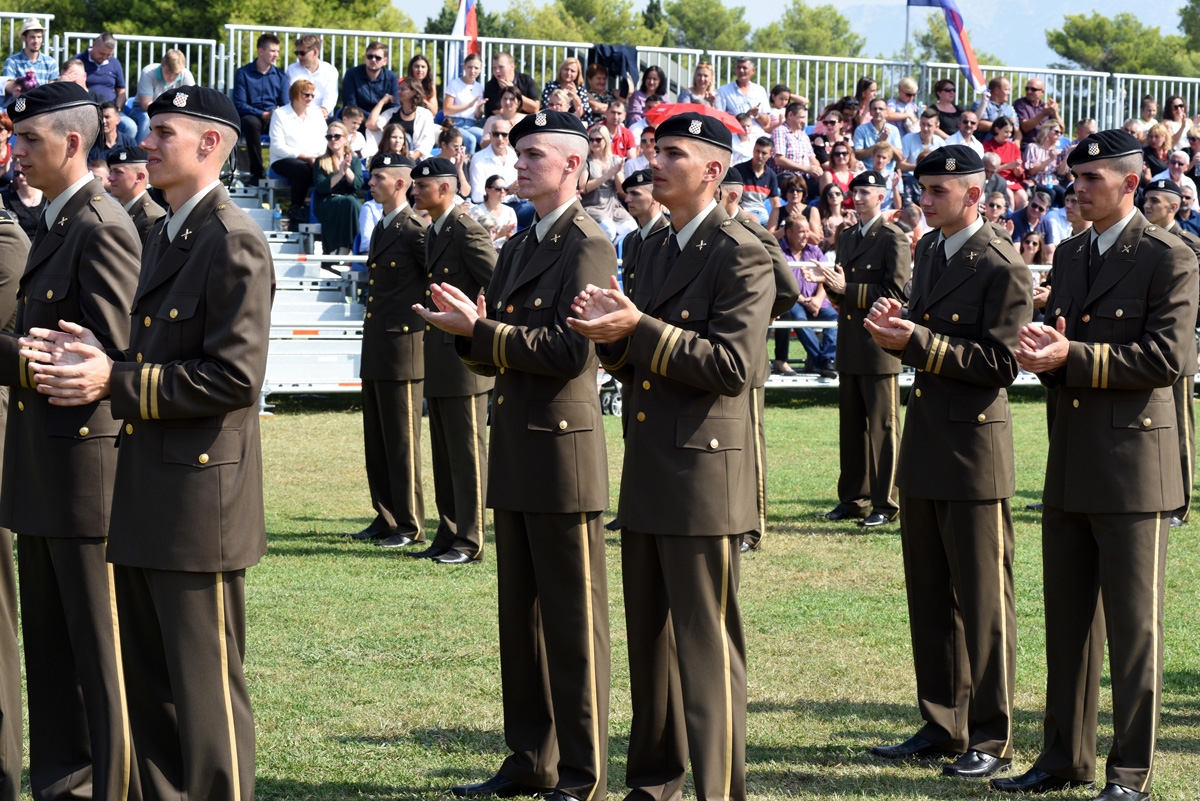 https://www.morh.hr/wp-content/gallery/prisegnuo-16-narastaj-kadeta-hvu-a-u-splitu/prisega_16_narastaja_kadeta_21092018_31.jpg