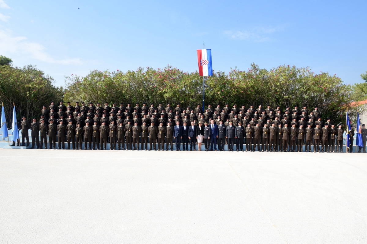 https://www.morh.hr/wp-content/gallery/prisegnuo-16-narastaj-kadeta-hvu-a-u-splitu/prisega_16_narastaja_kadeta_21092018_41.jpg