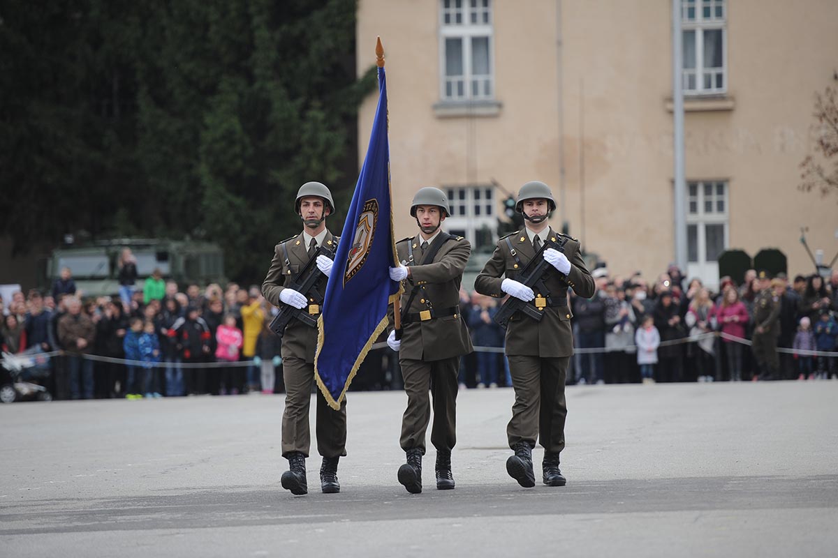 https://www.morh.hr/wp-content/gallery/prisegnuo-18-narastaj-rocnika-na-dragovoljnom-vojnom-osposobljavanju/prisega_11032017_04.jpg