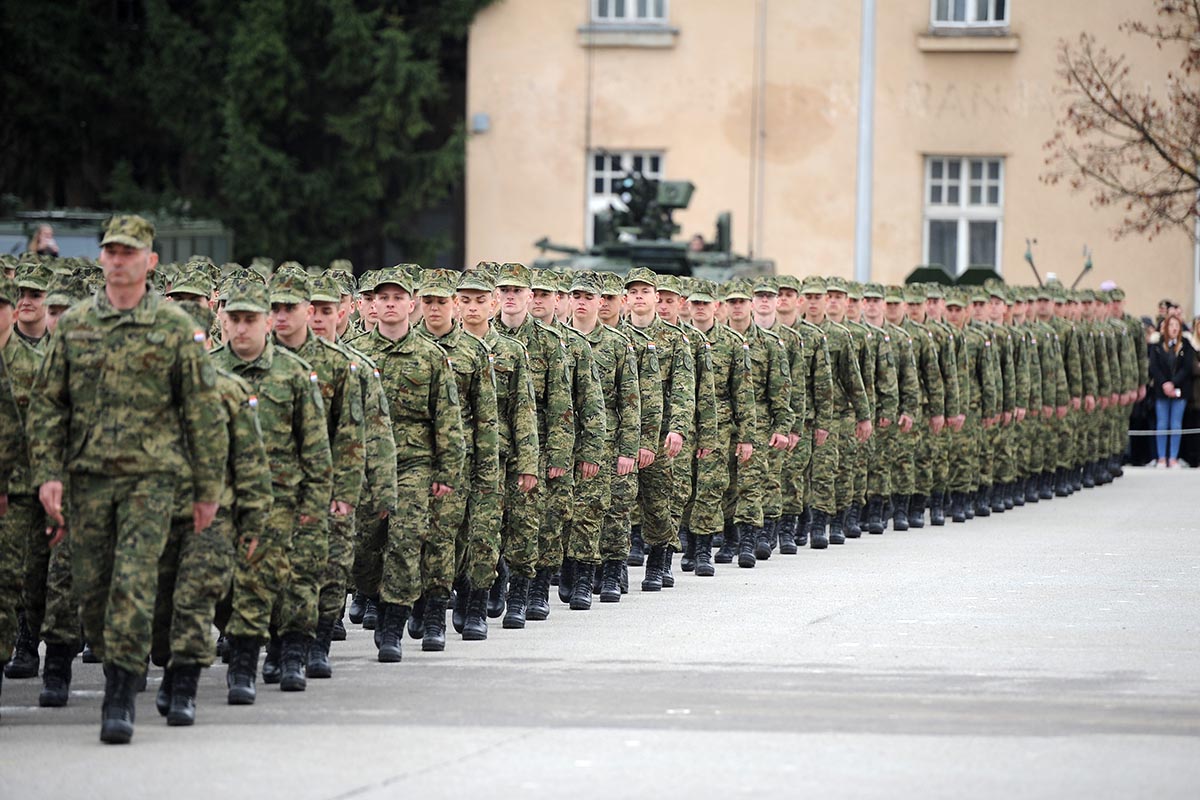 https://www.morh.hr/wp-content/gallery/prisegnuo-18-narastaj-rocnika-na-dragovoljnom-vojnom-osposobljavanju/prisega_11032017_05.jpg