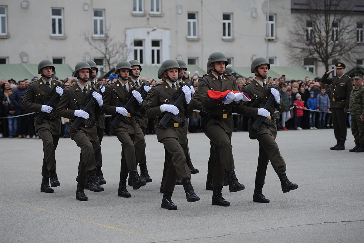 https://www.morh.hr/wp-content/gallery/prisegnuo-18-narastaj-rocnika-na-dragovoljnom-vojnom-osposobljavanju/prisega_11032017_08.jpg