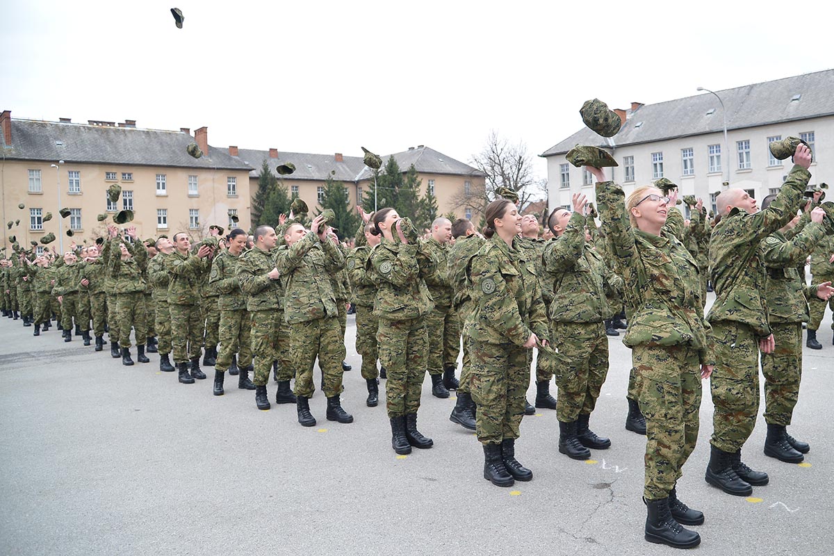 https://www.morh.hr/wp-content/gallery/prisegnuo-18-narastaj-rocnika-na-dragovoljnom-vojnom-osposobljavanju/prisega_11032017_25.jpg