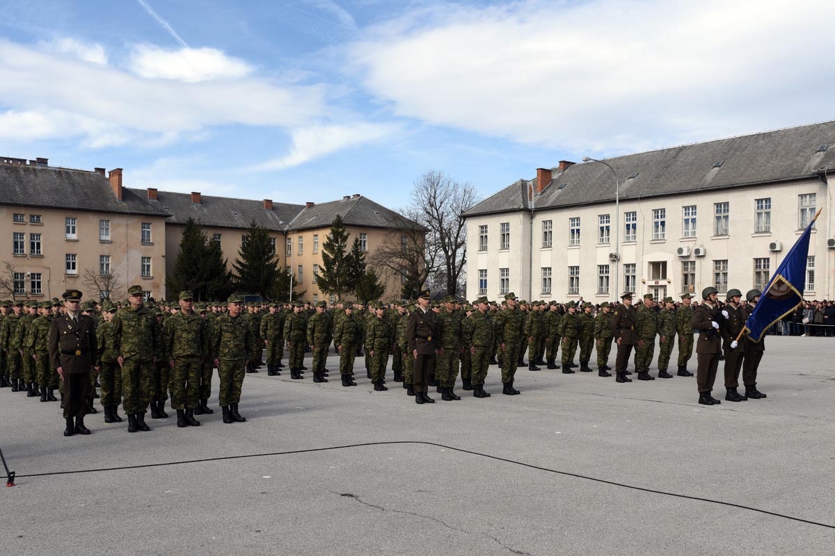https://www.morh.hr/wp-content/gallery/prisegnuo-21-narastaj-rocnika-na-dragovoljnom-vojnom-osposobljavanju/hv_pozega_10032018-14.jpg