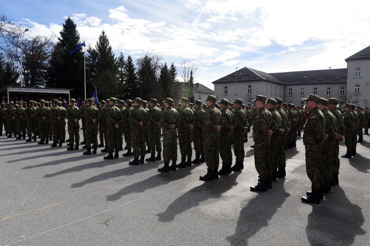 https://www.morh.hr/wp-content/gallery/prisegnuo-21-narastaj-rocnika-na-dragovoljnom-vojnom-osposobljavanju/hv_pozega_10032018-19.jpg