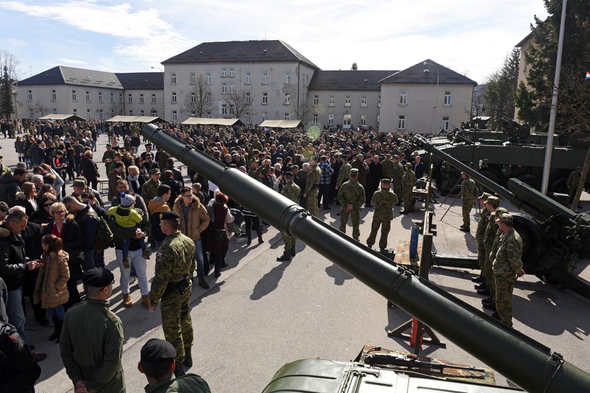 https://www.morh.hr/wp-content/gallery/prisegnuo-21-narastaj-rocnika-na-dragovoljnom-vojnom-osposobljavanju/hv_pozega_10032018-6.jpg