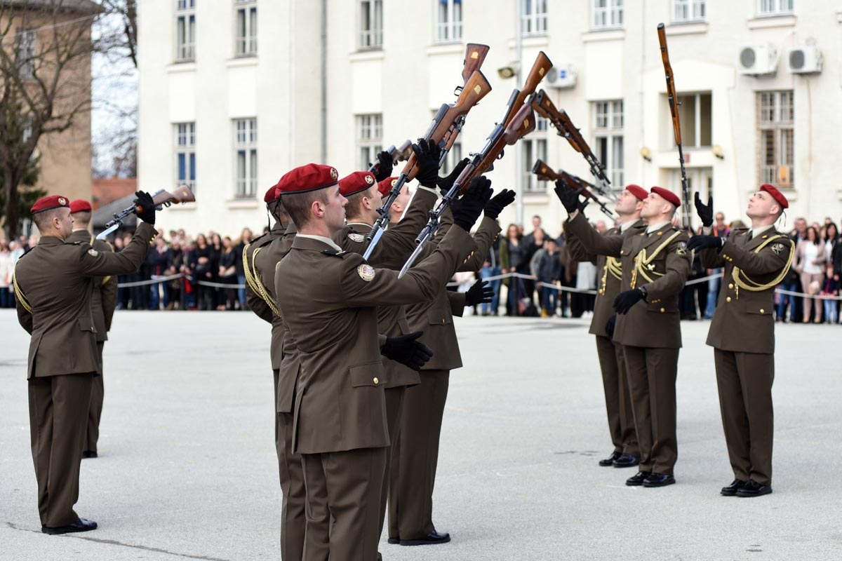 https://www.morh.hr/wp-content/gallery/prisegnuo-21-narastaj-rocnika-na-dragovoljnom-vojnom-osposobljavanju/hv_pozega_10032018-7.jpg