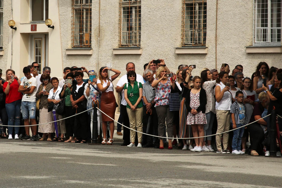 https://www.morh.hr/wp-content/gallery/prisegnuo-22-narastaj-rocnika-na-dragovoljnom-vojnom-osposobljavanju/prisega_hrvatska_vojska_09062018_03.jpg