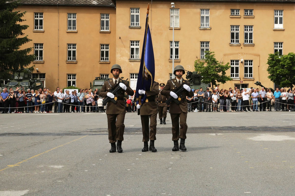 https://www.morh.hr/wp-content/gallery/prisegnuo-22-narastaj-rocnika-na-dragovoljnom-vojnom-osposobljavanju/prisega_hrvatska_vojska_09062018_04.jpg