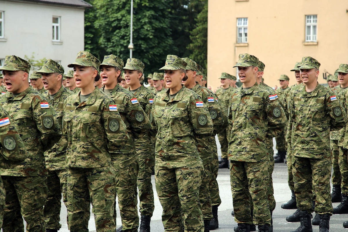 https://www.morh.hr/wp-content/gallery/prisegnuo-22-narastaj-rocnika-na-dragovoljnom-vojnom-osposobljavanju/prisega_hrvatska_vojska_09062018_07.jpg