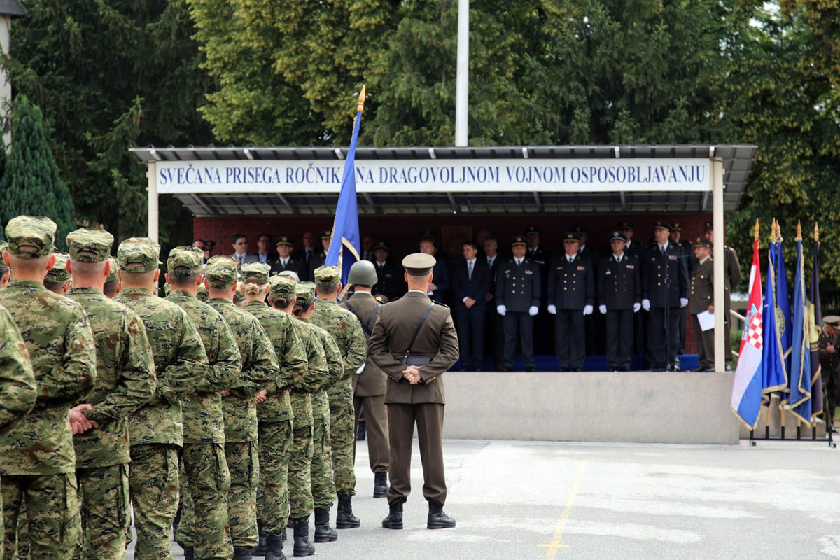 https://www.morh.hr/wp-content/gallery/prisegnuo-22-narastaj-rocnika-na-dragovoljnom-vojnom-osposobljavanju/prisega_hrvatska_vojska_09062018_08.jpg