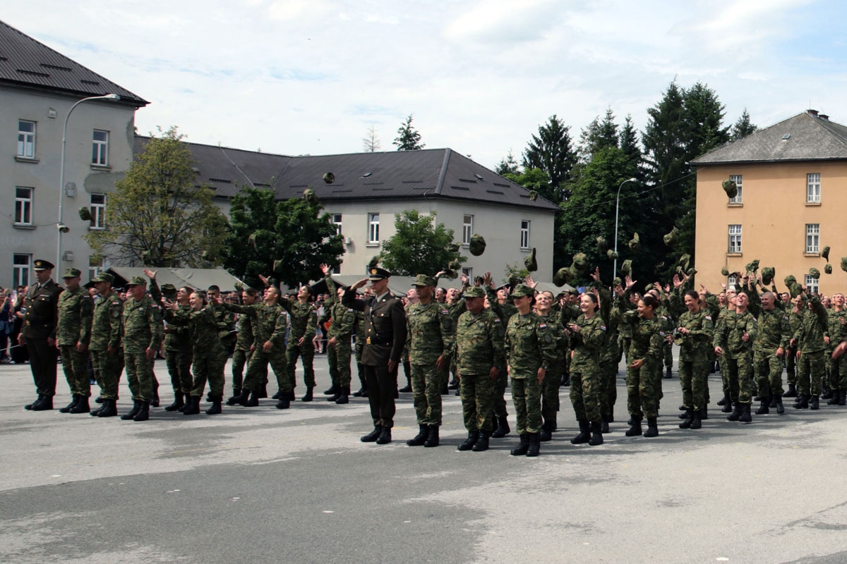 https://www.morh.hr/wp-content/gallery/prisegnuo-22-narastaj-rocnika-na-dragovoljnom-vojnom-osposobljavanju/prisega_hrvatska_vojska_09062018_10.jpg