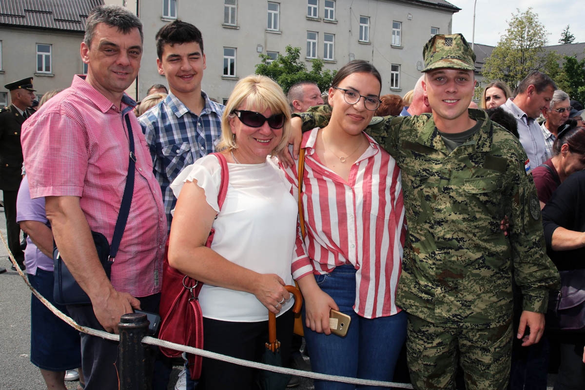 https://www.morh.hr/wp-content/gallery/prisegnuo-22-narastaj-rocnika-na-dragovoljnom-vojnom-osposobljavanju/prisega_hrvatska_vojska_09062018_11.jpg