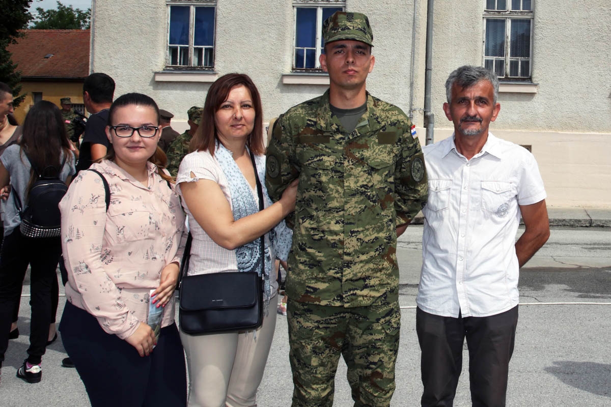 https://www.morh.hr/wp-content/gallery/prisegnuo-22-narastaj-rocnika-na-dragovoljnom-vojnom-osposobljavanju/prisega_hrvatska_vojska_09062018_14.jpg