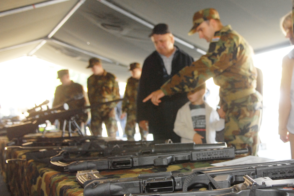 https://www.morh.hr/wp-content/gallery/prisegnuo-peti-narataj-dragovoljnih-ronika/prisega_20101008_38.jpg