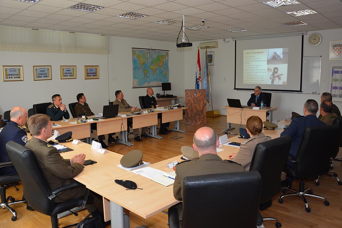 https://www.morh.hr/wp-content/gallery/profesor-us-army-war-college-a-odrzao-predavanje-polaznicima-ratne-skole/goodson_hvu_25042019_02.jpg