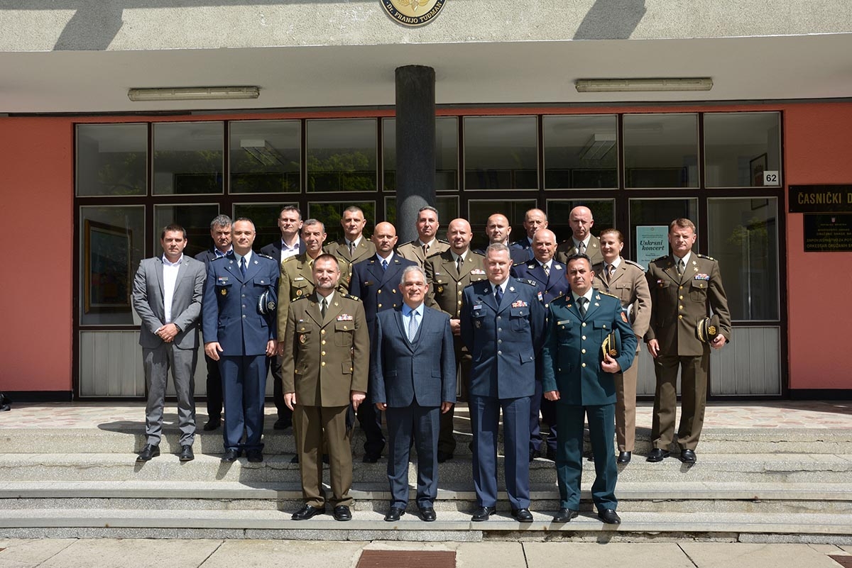 https://www.morh.hr/wp-content/gallery/profesor-us-army-war-college-a-odrzao-predavanje-polaznicima-ratne-skole/goodson_hvu_25042019_03.jpg