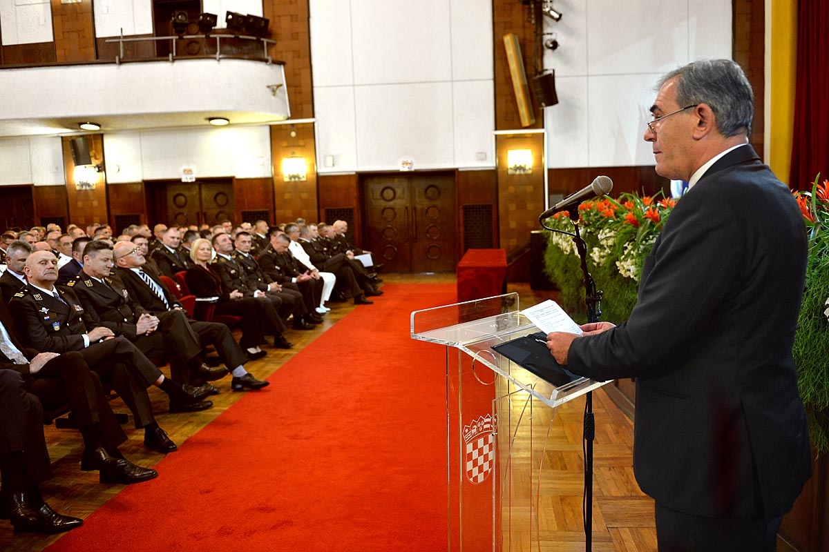 https://www.morh.hr/wp-content/gallery/promaknuca-pohvale-i-nagrade-povodom-27-obljetnice-osrh/akademija_dan_hv_25052018_12.jpg