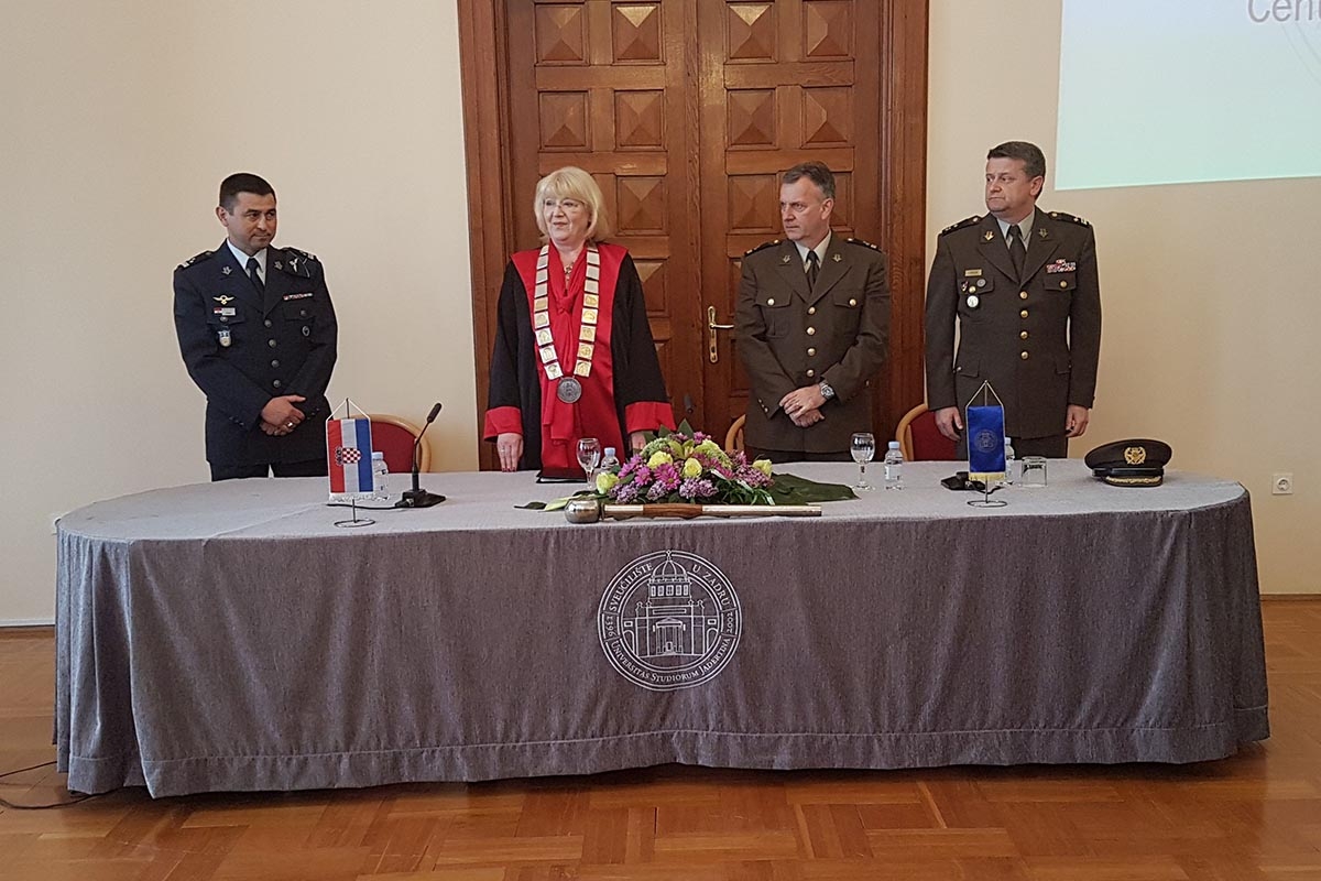 https://www.morh.hr/wp-content/gallery/promocija-nastavnika-hrz-a-i-hvu-a-na-sveucilistu-u-zadru/nastavnici_hrz_hvu_18042018_01.jpg