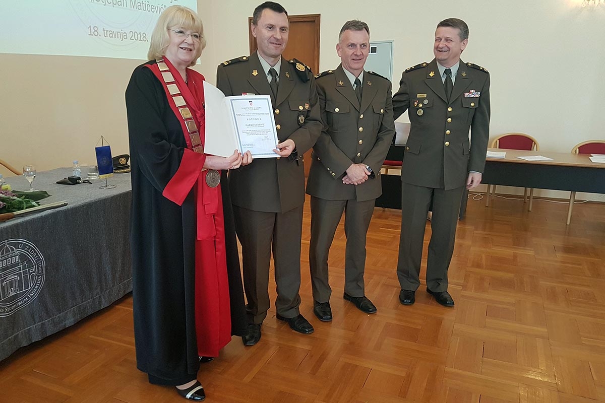 https://www.morh.hr/wp-content/gallery/promocija-nastavnika-hrz-a-i-hvu-a-na-sveucilistu-u-zadru/nastavnici_hrz_hvu_18042018_04.jpg