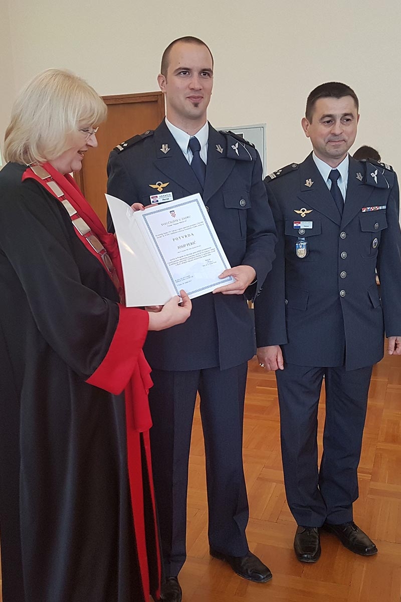 https://www.morh.hr/wp-content/gallery/promocija-nastavnika-hrz-a-i-hvu-a-na-sveucilistu-u-zadru/nastavnici_hrz_hvu_18042018_08.jpg