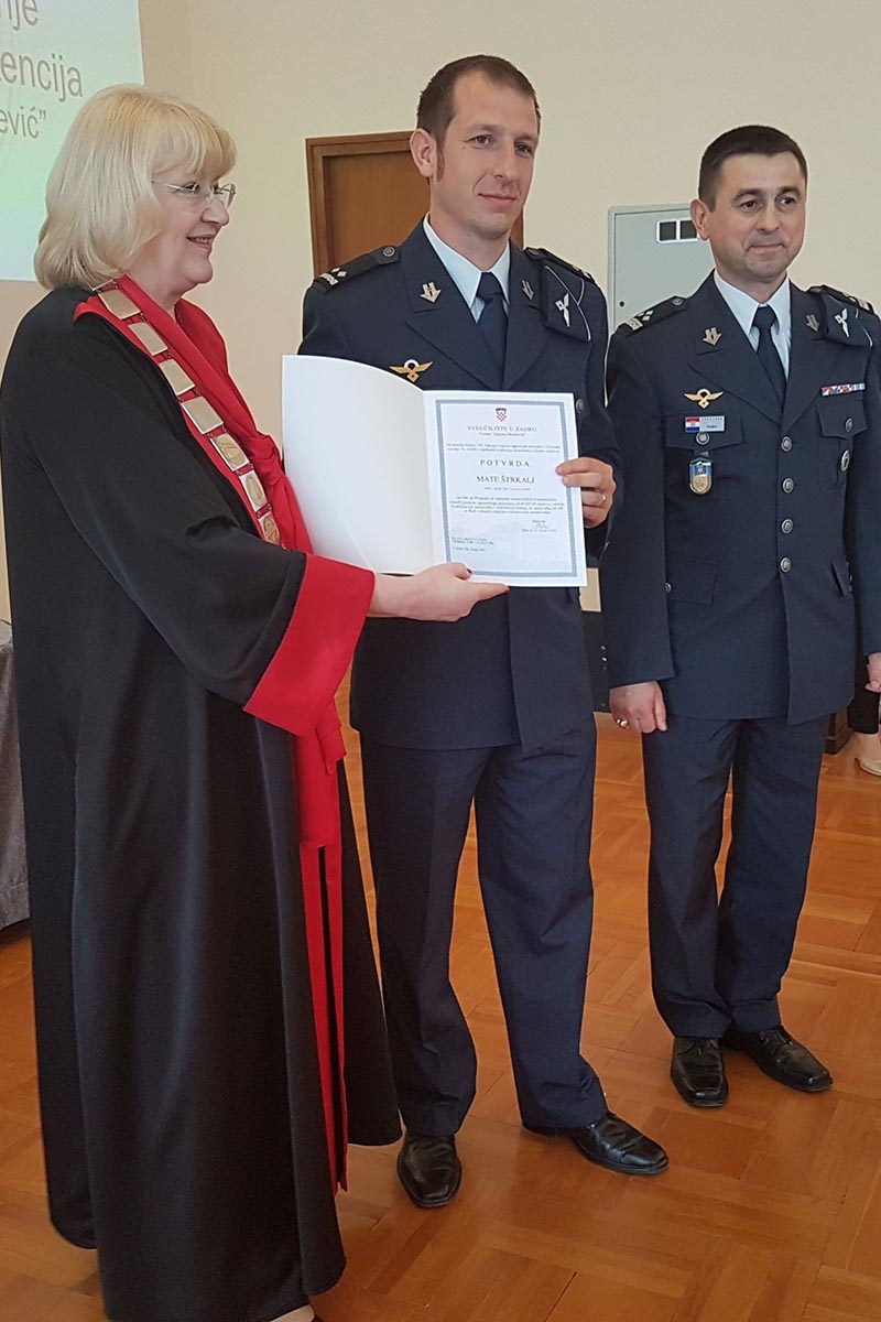 https://www.morh.hr/wp-content/gallery/promocija-nastavnika-hrz-a-i-hvu-a-na-sveucilistu-u-zadru/nastavnici_hrz_hvu_18042018_09.jpg