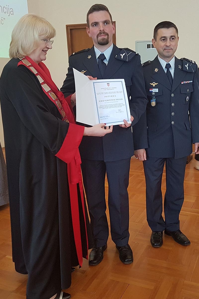 https://www.morh.hr/wp-content/gallery/promocija-nastavnika-hrz-a-i-hvu-a-na-sveucilistu-u-zadru/nastavnici_hrz_hvu_18042018_10.jpg
