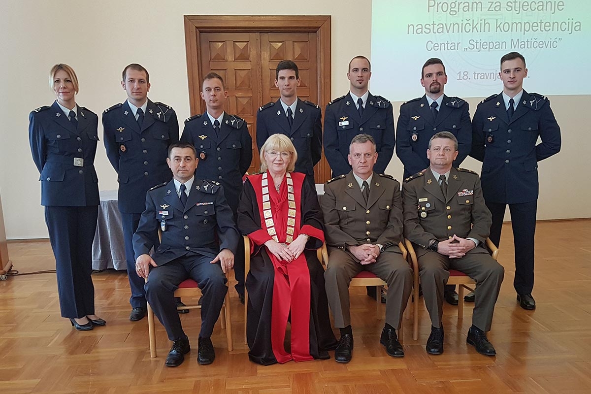 https://www.morh.hr/wp-content/gallery/promocija-nastavnika-hrz-a-i-hvu-a-na-sveucilistu-u-zadru/nastavnici_hrz_hvu_18042018_14.jpg