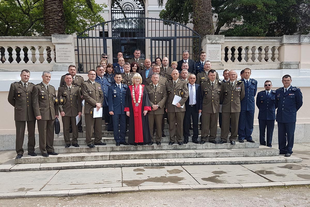 https://www.morh.hr/wp-content/gallery/promocija-nastavnika-hrz-a-i-hvu-a-na-sveucilistu-u-zadru/nastavnici_hrz_hvu_18042018_15.jpg