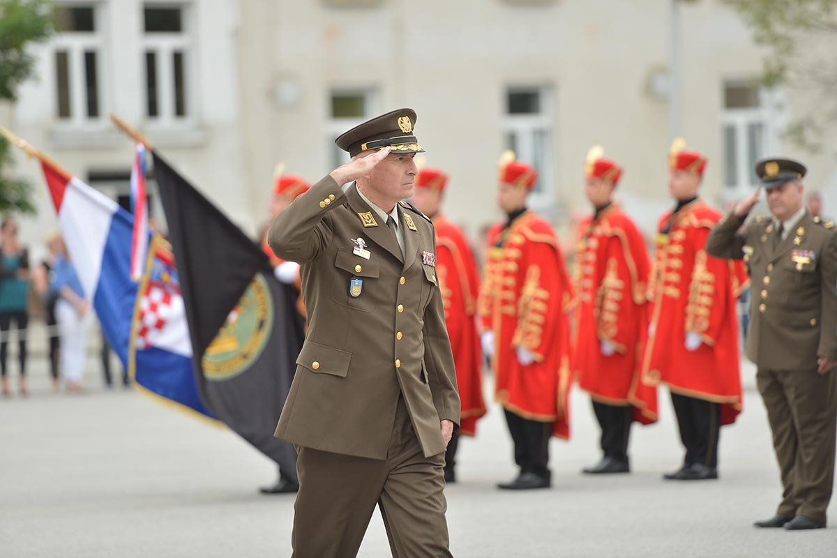 https://www.morh.hr/wp-content/gallery/promocija-novih-99-docasnika-i-docasnica-os-rh-u-pozegi/promocija_docasnica_docasnika_15062018_01.jpg