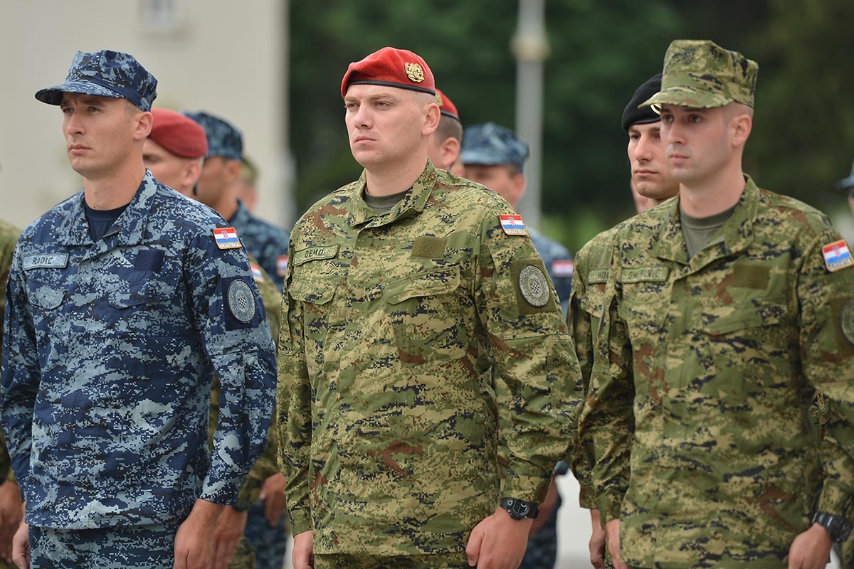 https://www.morh.hr/wp-content/gallery/promocija-novih-99-docasnika-i-docasnica-os-rh-u-pozegi/promocija_docasnica_docasnika_15062018_02.jpg