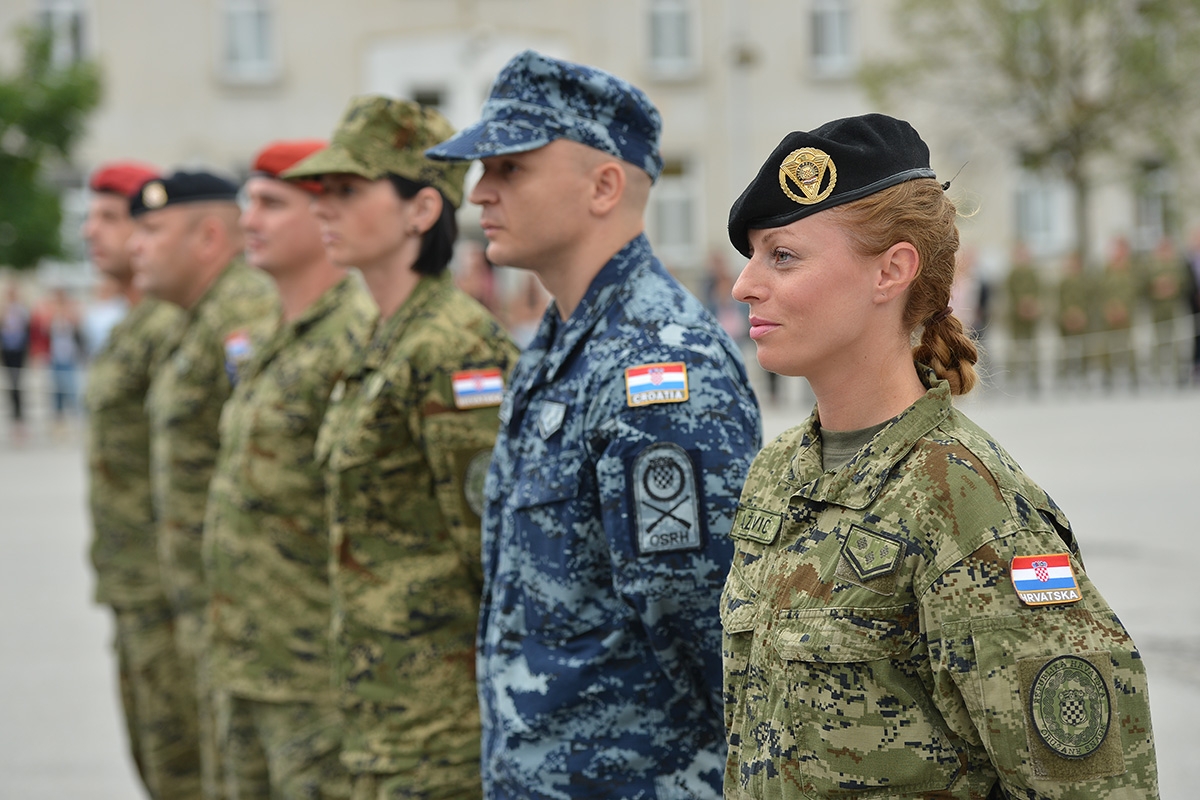 https://www.morh.hr/wp-content/gallery/promocija-novih-99-docasnika-i-docasnica-os-rh-u-pozegi/promocija_docasnica_docasnika_15062018_07.jpg