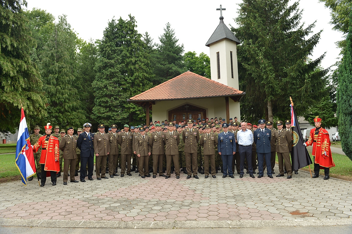 https://www.morh.hr/wp-content/gallery/promocija-novih-99-docasnika-i-docasnica-os-rh-u-pozegi/promocija_docasnica_docasnika_15062018_15.jpg
