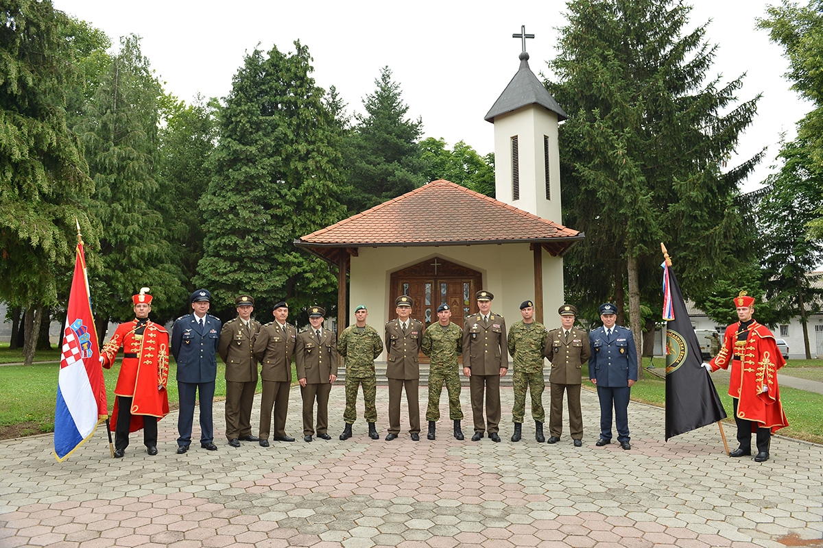 https://www.morh.hr/wp-content/gallery/promocija-novih-99-docasnika-i-docasnica-os-rh-u-pozegi/promocija_docasnica_docasnika_15062018_16.jpg