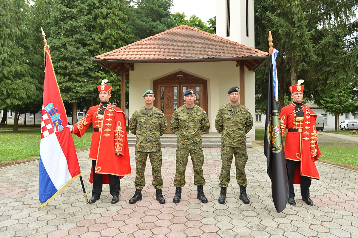 https://www.morh.hr/wp-content/gallery/promocija-novih-99-docasnika-i-docasnica-os-rh-u-pozegi/promocija_docasnica_docasnika_15062018_17.jpg
