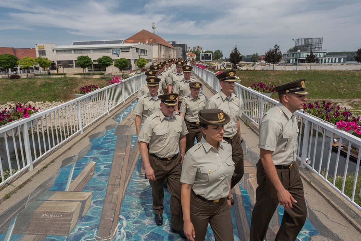 https://www.morh.hr/wp-content/gallery/promocija-polaznika-vojnih-skola-hvu-a-ponovo-u-vukovaru/vukovar_23062017_01.jpg