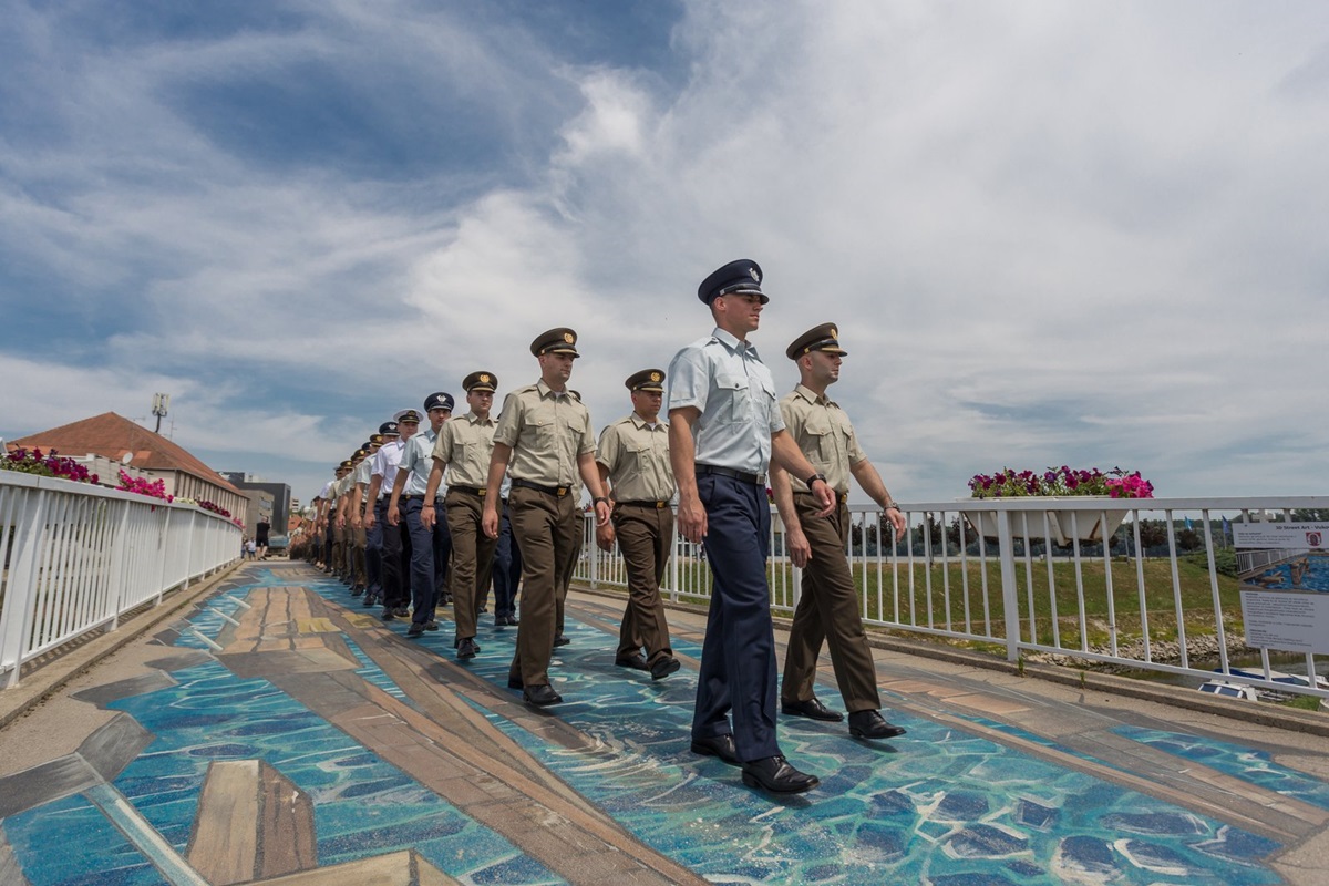 https://www.morh.hr/wp-content/gallery/promocija-polaznika-vojnih-skola-hvu-a-ponovo-u-vukovaru/vukovar_23062017_02.jpg