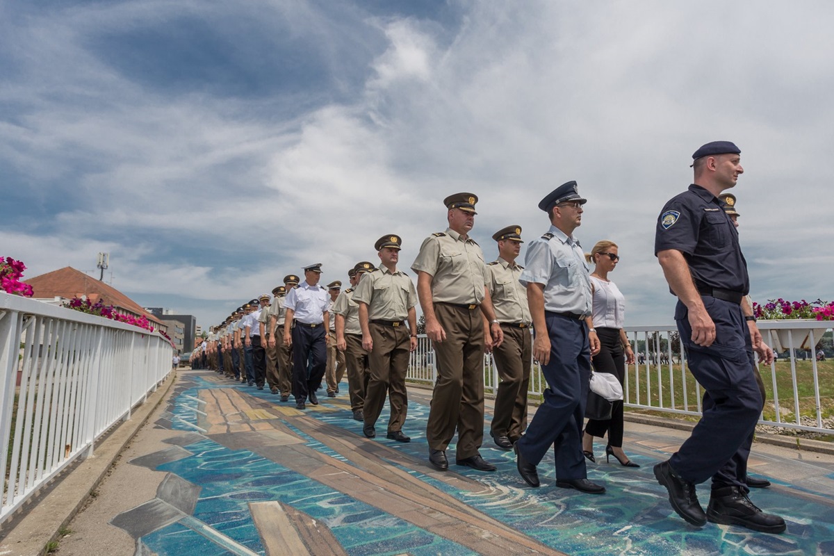 https://www.morh.hr/wp-content/gallery/promocija-polaznika-vojnih-skola-hvu-a-ponovo-u-vukovaru/vukovar_23062017_03.jpg