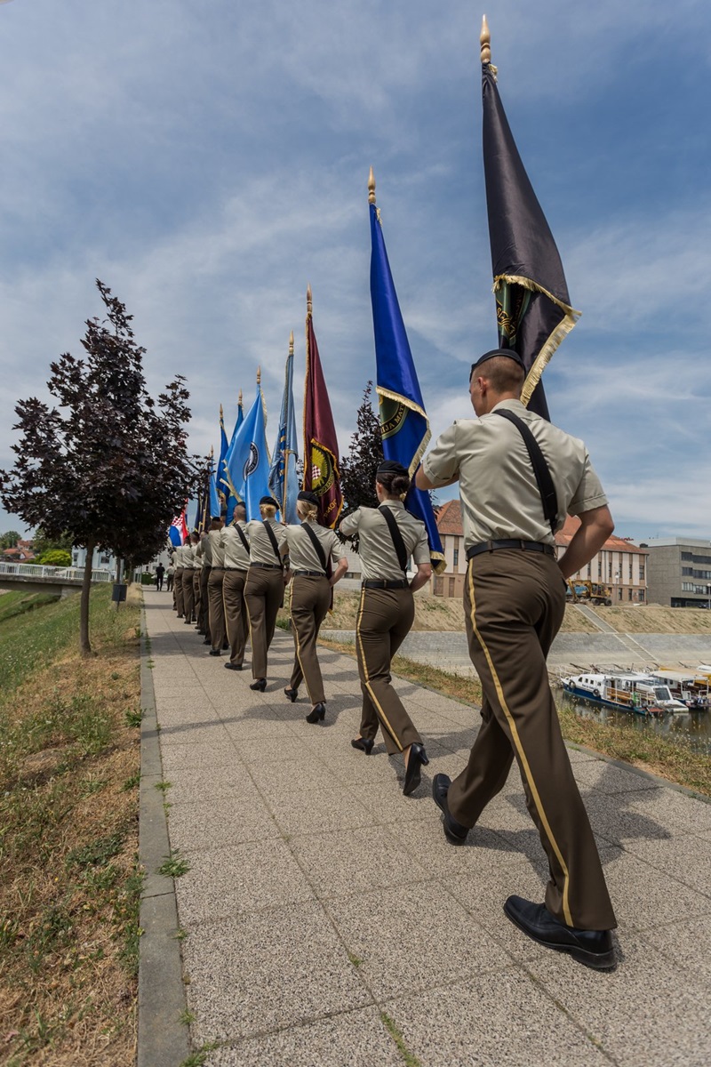 https://www.morh.hr/wp-content/gallery/promocija-polaznika-vojnih-skola-hvu-a-ponovo-u-vukovaru/vukovar_23062017_09.jpg