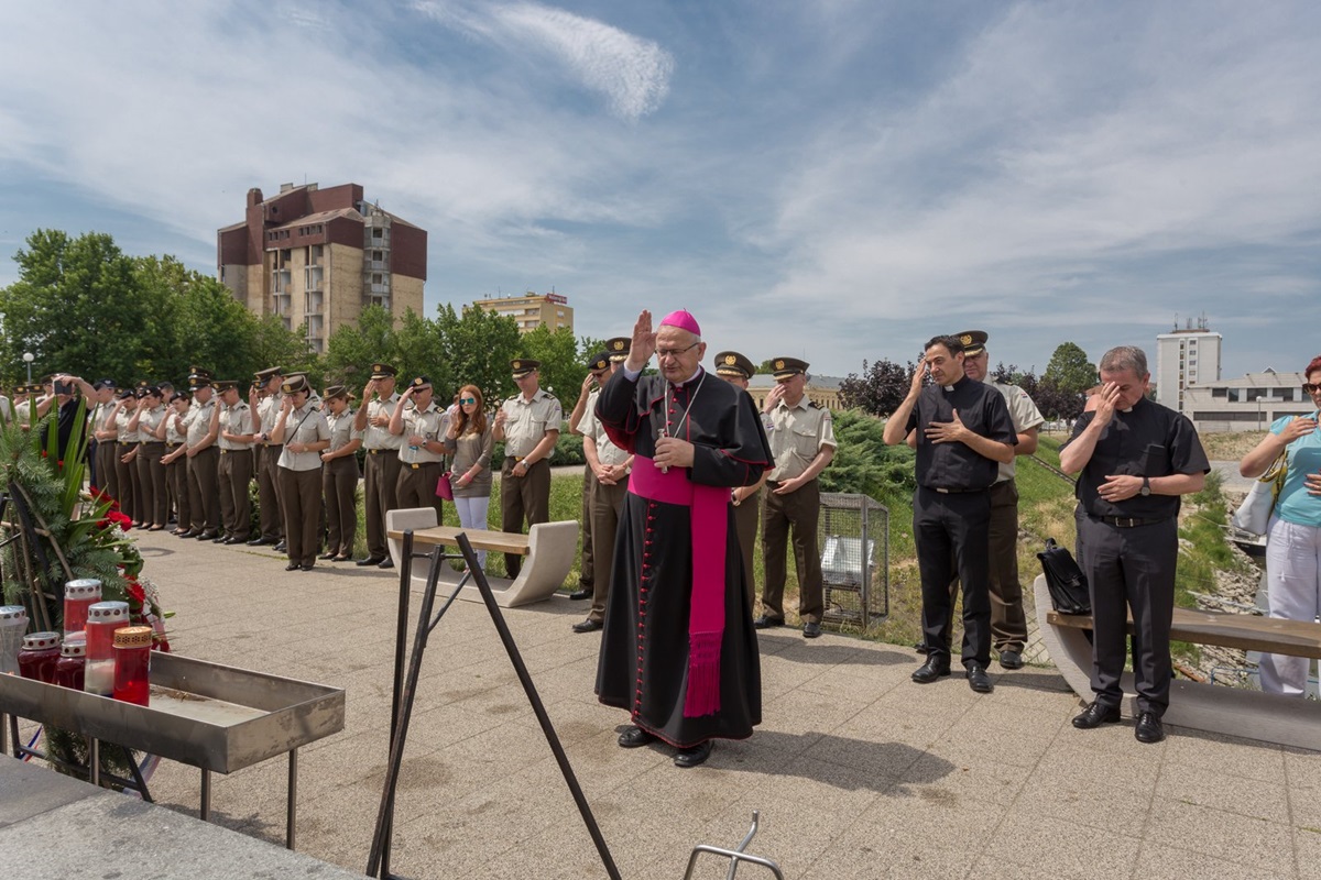 https://www.morh.hr/wp-content/gallery/promocija-polaznika-vojnih-skola-hvu-a-ponovo-u-vukovaru/vukovar_23062017_10.jpg
